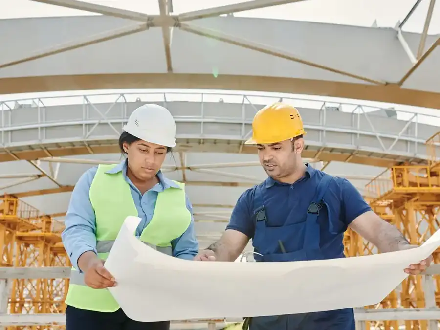 مهندسون يراجعون المخططات